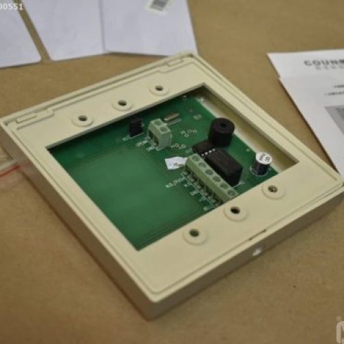 دستگاه کنترل تردد با قابلیت خواندن کارت RFID