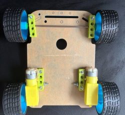 مجموعه کامل بدنه ربات ماشینی (صفحه شاسی، 4 چرخ، میله و قطعه اتصال دهنده چرخ ها به شاسی، 2 عدد آرمیچر)